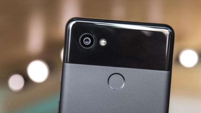 <b>Google Pixel 3 apare menționat online sub diferite nume de cod; ar putea avea 3 variante</b>Nici bine nu s-au lansat comercial smartphone-urile Google Pixel 2 și iată că apar deja leak-uri asociate viitoarelor modele succesor. În cadrul Android Open Source Project și-au făcut de curând apariția unor nume de cod pentru o serie 