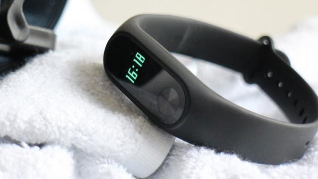 <b>Brățara fitness Xiaomi Mi Band 2 este vândută acum pentru suma de 20.99 euro pe TomTop.com</b>Pentru cei aflați în căutarea unei brățări fitness arătoase și utilă avem astăzi o recomandare la super preț. Este vorba despre modelul Xiaomi Mi Band 2 ce se vinde de către TomTop prin intermediul unei oferte Flash Sale la suma de numai