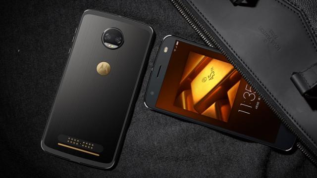 <b>Motorola Moto Z (2018) debutează în China, primind şi o ediţie specială asociată filmului Kingsman</b>Pe neașteptate a sosit în această zi lansarea lui Motorola Moto Z (2018), telefon care din păcate este doar o versiune ușor îmbunătățită a lui Moto Z2 Force. Există și o ediție specială asociată filmului Kingsman Secret Service