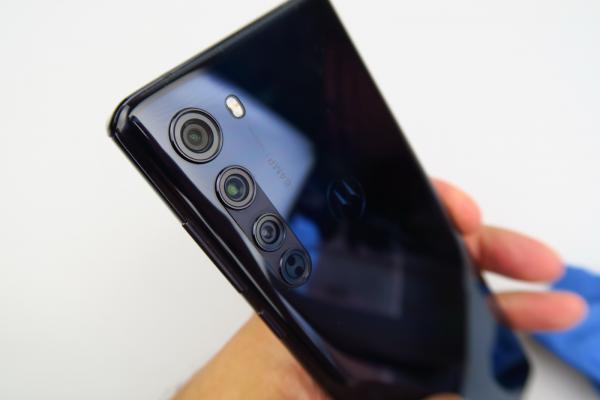 Motorola Edge: Cameră principală bună ziua, în rest în linie cu telefoanele midrange din 2019