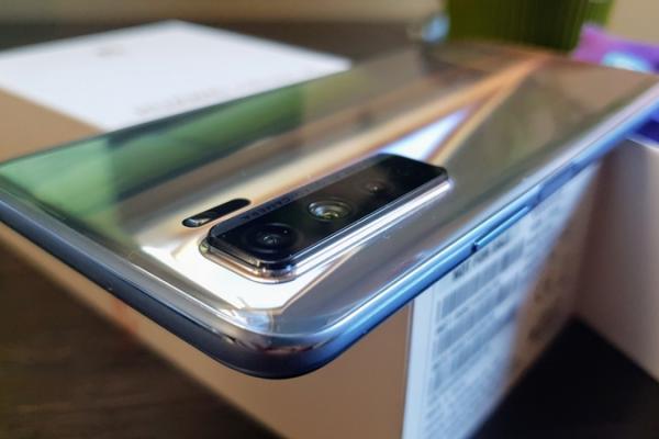 Huawei P40 Lite 5G Unboxing: midrange-ul tentant acum cu spate din sticlă, 5G, procesor mai puternic