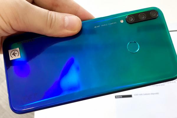 Huawei P40 Lite E Hands-on şi impresii: telefonul de 700 lei cucereşte prin nuanţă, raport calitate-preț