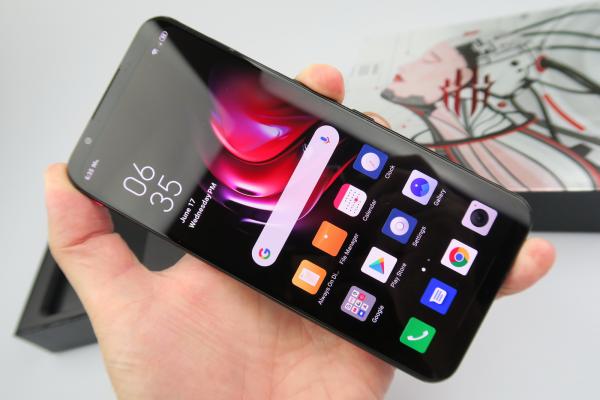 Nubia Red Magic 5G: Design pe bază de sticlă, premium şi confortabil