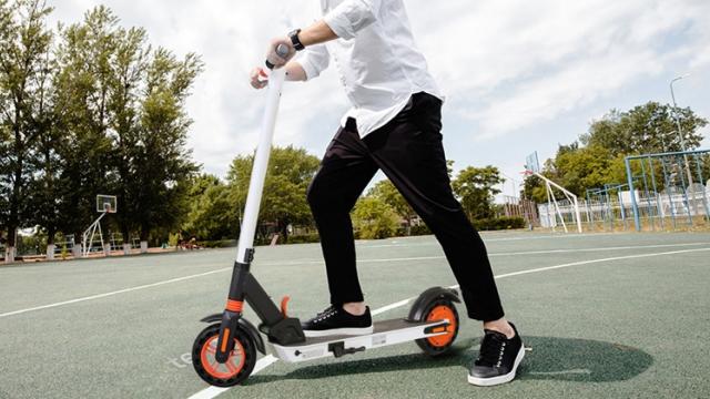 <b>GeekMaxi dă startul unui Flash Sale pentru vehicule electrice; Avem două recomandări de trotinete cu livrare din depozit european</b>Astăzi descoperim faptul că retailerul chinez GeekMaxi.com tocmai ce a dat startul unui Flash Sale veritabil pentru vehicule electrice, pe listă fiind incluse atât trotinete, cât și biciclete care se remarcă prin motorizarea 