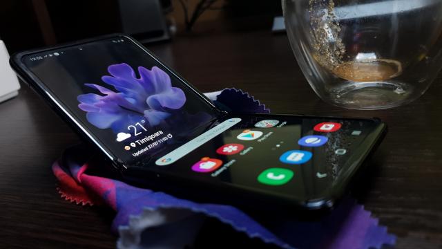 <b>Samsung Galaxy Z Flip: Hardware de flagship de 2019</b>Moto RAZR 2019 a făcut multe compromisuri de hardware, pariind mai mult pe nostalgie şi format. Galaxy Z Flip nu îşi permite aşa ceva, venind cu dotări undeva între Galaxy S10 şi Note 10. Dispune de un ecran pliabil de  6.7 inch, cu rezoluţie de..