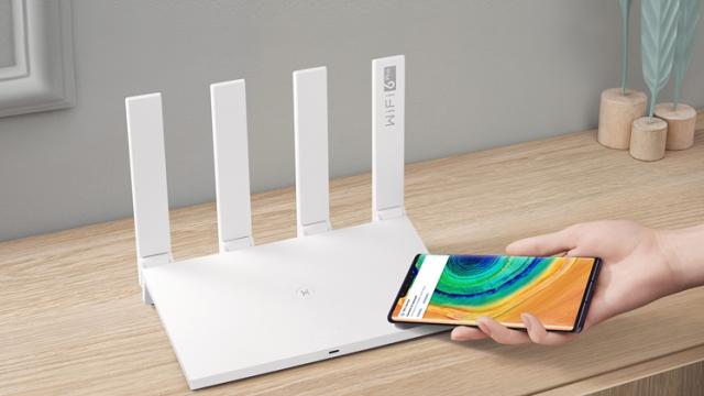 <b>Seria de routere Huawei WiFi AX3 cu Wi-Fi 6 Plus ajunge la vânzare pe plan local; Iată la ce sume pot fi găsite</b>Prin intermediul unui comunicat de presă proaspăt sosit în inbox-ul nostru aflăm astăzi că Huawei Consumer Business Group aduce pe plan local noile routere din seria Huawei WiFi AX3, optimizate pentru standardele Wi-Fi 6