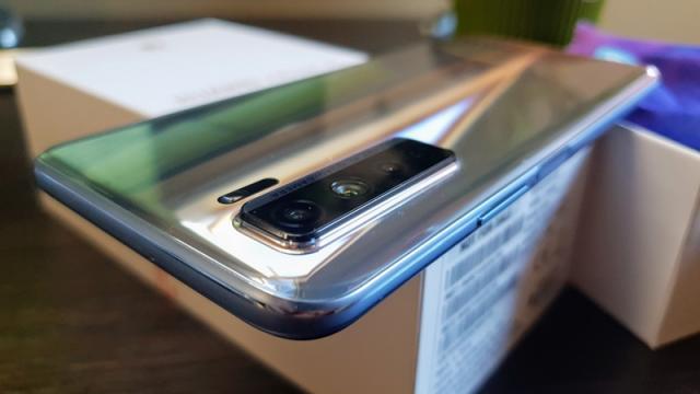 <b>Huawei P40 Lite 5G Unboxing: midrange-ul tentant acum cu spate din sticlă, 5G, procesor mai puternic</b>Huawei P40 Lite a făcut senzaţie la începutul acestui an, depăşind aşteptările la captura foto, inclusiv cea nocturnă. Ca să nu mai vorbim că acest telefon midrange se încarcă mai rapid decât multe flagship-uri 