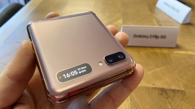 <b>Samsung Galaxy Z Flip 5G Hands-on: primul contact cu Mystic Bronze şi pliabilul 5G</b>Ieri am avut ocazia să văd la treabă primul telefon Samsung cu noua nuanţă Mystic Bronze, care se va regăsi în ecosistemul celor de la Samsung tot mai mult în acest final de vară (pe Buds Live, Note 20 + altele)