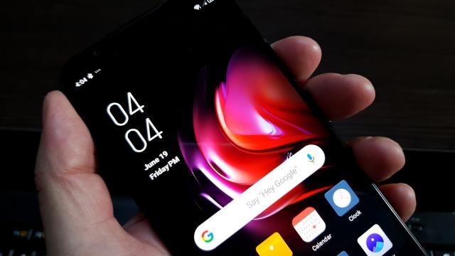 <b>Nubia Red Magic 5G: Display corect calibrat, luminos şi fără distrageri</b>Nubia ştie exact ce vrea gamer-ul şi anume un ecran fără orificii, bretoane, curburi sau alte chestii care să îl distragă. Fix asta ne oferă pe Red Magic 5G, care vine cu un panou AMOLED de 6.65 inch, cu rezoluţie de 2340 x 1080 pixeli, cu aspect 19.5:9..