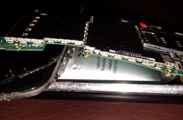 Bateria unui iPhone 3GS se "umflă" și Împinge ecranul și placa de bază a telefonului; Iată un caz din România!: 20140901_212440.jpg