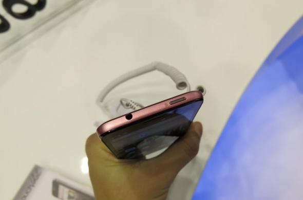 MWC 2013: Alcatel One Touch Idol, telefon cu ecran bun și Jelly Bean, carcasa cu feeling ieftin (Video): alcatel_one_touch_idol_03jpg.jpg