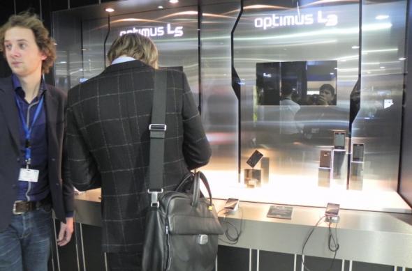 MWC 2012 & cadouri LG - astăzi vă prezentăm standul LG din Barcelona, definit de eleganță și terminale glossy (Video): dscn0801jpg.jpg