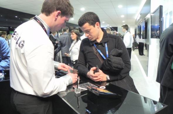 MWC 2012 & cadouri LG - astăzi vă prezentăm standul LG din Barcelona, definit de eleganță și terminale glossy (Video): dscn0793jpg.jpg