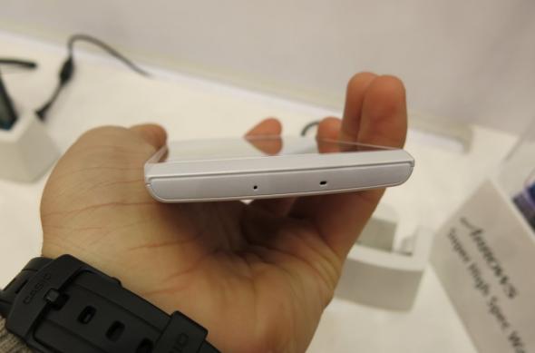 MWC 2013: Fujitsu Arrows X F-02E, smartphone-ul din duș cu senzor pentru amprente (Video): fujitsu_arrows_x_f_02e_03jpg.jpg