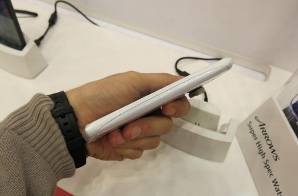 MWC 2013: Fujitsu Arrows X F-02E, smartphone-ul din duș cu senzor pentru amprente (Video): fujitsu_arrows_x_f_02e_04jpg.jpg