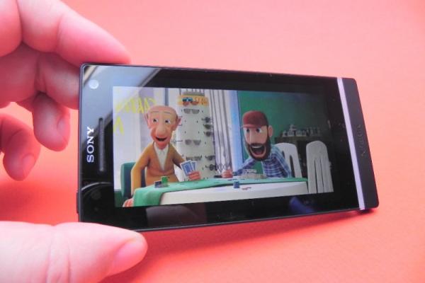 Review Sony Xperia S - Încărcare rapidă, carcasă anti-murdarire și transparență atractivă, plus mici defecte (Video)