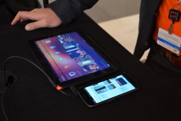 MWC 2013: Ubuntu Touch Phone și Ubuntu Tablet OS În acțiune În Barcelona Într-un hands on detaliat (Video)