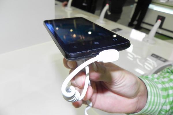 Hands on cu Acer Liquid Z4, un smartphon cu pret sub 100 de euro (Retro MWC 2014 - Video)