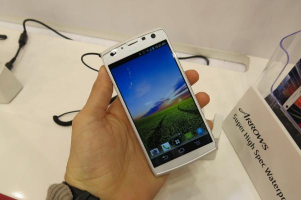 MWC 2013: Fujitsu Arrows X F-02E, smartphone-ul din duș cu senzor pentru amprente (Video)