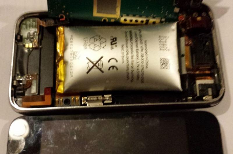Bateria unui iPhone 3GS se "umflă" și Împinge ecranul și placa de bază a telefonului; Iată un caz din România!: 20140901_212218.jpg