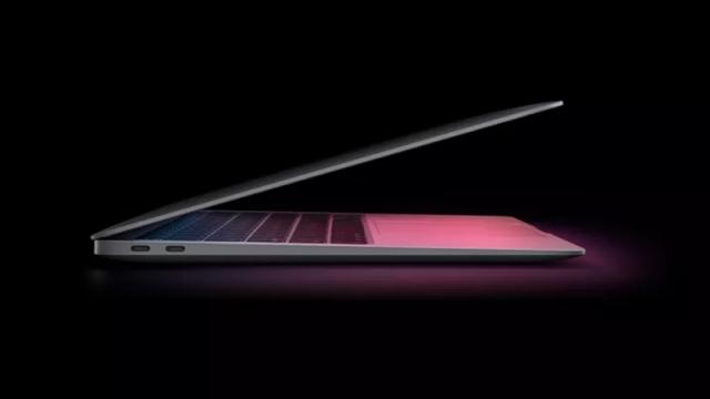 <b>MacBook Air 2020 debutează oficial, cu procesor Apple M1, autonomie de 18 ore</b>Apple a prezentat ieri primul său procesor dezvoltat în house, Apple M1. E vorba despre un CPU de 5 nm care se poate bate cu cele mai tari cipseturi Intel. Este inaugurat printre altele de noul MacBook