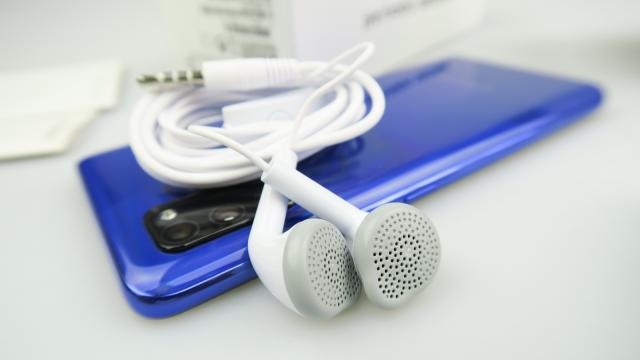 <b>Samsung Galaxy A41: Acustică mulțumitoare, chiar şi pentru un speaker mono</b>Samsung Galaxy A41 nu surprinde cu vreun set de difuzoare stereo, ci merge pe ruta clasică a speakerului singular, aflat jos. Are totuşi jack audio, ceea ce e un plus, mai ales dacă ai o pereche de căşti că lumea de care ţi-ar fi părut rău în cazul unui..