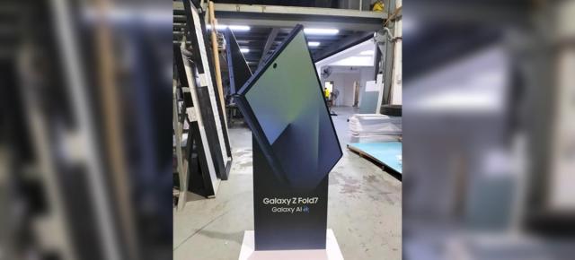 Samsung Galaxy Z Fold 7 își dezvăluie designul printr-un stand promoțional