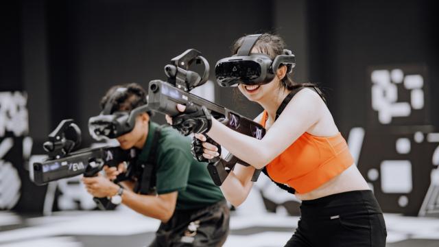 <b>Ready Player One.... pe viu la Bucureşti! Arena de ESports în realitate virtuală debutează în Capitală pe 17 iunie</b>Bucureştiul va avea un nou tip de divertisment de săptămâna viitoare, o arenă de eSports în realitate virtuală. Dacă ştiţi filmul "Ready Player One" de Steven Spielberg, ştiţi la ce să vă aşteptaţi: o echipă de 4-5 oameni dotată cu căşti VR 