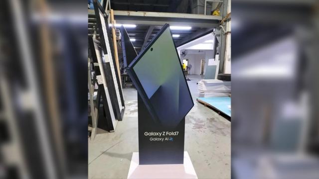 <b>Samsung Galaxy Z Fold 7 își dezvăluie designul printr-un stand promoțional</b>Samsung pare că nu mai are secrete când vine vorba de Galaxy Z Fold7. O nouă imagine, apărută online și provenită de pe un forum sud-coreean, pare să dezvăluie un stand promoțional oficial pregătit pentru retail – și odată cu el, o primă privire asupra
