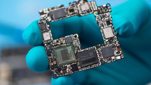<b>Taiwan strânge șurubul pentru companiile chineze; Huawei și SMIC, restricționate oficial în accesul la tehnologia taiwaneză</b>Taiwanul a adăugat Huawei și SMIC pe lista entităților restricționate, îngreunând semnificativ colaborarea acestora cu firmele taiwaneze din domeniul tehnologiei avansate în cadrul unei escaladări continue a tensiunilor dintre Beijing și Washington.