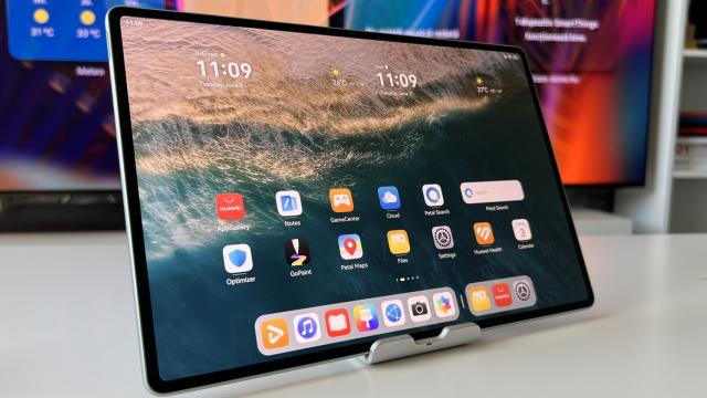 <b>Huawei MatePad Pro 12.2 2025 PaperMatte: Display profi până la capăt, pentru arhitecţi, designeri, dar şi binging</b>Huawei MatePad Pro 12.2 2025 foloseşte un ecran OLED dual layer, de 12.2 inch. Afişează 1 miliard de culori, are refresh rate de 144 Hz şi rezoluţie de 2880 x 1840 pixeli. Vine aspect 3:2 şi raport ecran-corp de 89%. PaperMatte e un bonus binevenit