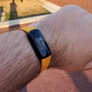 Prezentare Fitbit Inspire 3 - O brățară de fitness cu multe upgrade-uri față de predecesor, ușoară, arătoasă și cu o autonomie bună