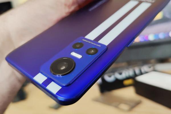 realme GT Neo 3 150W: Design inspirat de bolizi auto, tribut pentru seria GT principală