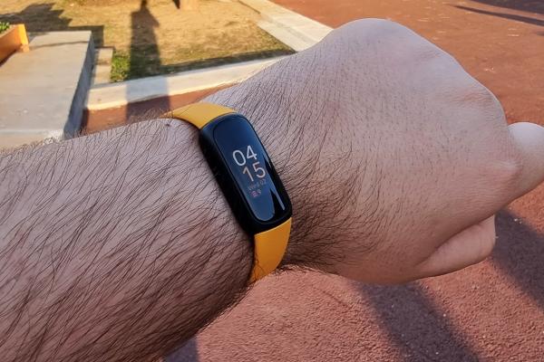 Prezentare Fitbit Inspire 3 - O brățară de fitness cu multe upgrade-uri față de predecesor, ușoară, arătoasă și cu o autonomie bună
