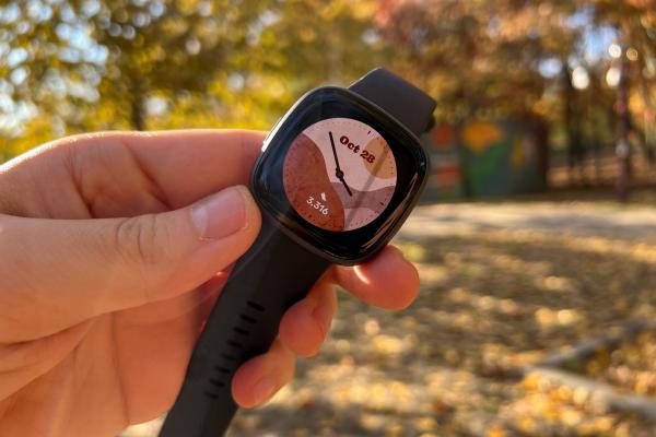 Fitbit Versa 4 Review: ceas de fitness discret, o scuză pentru a îţi crea obiceiuri bune şi mai sănătoase