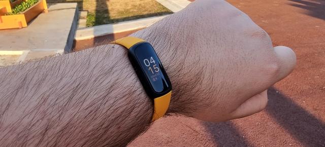 Prezentare Fitbit Inspire 3 - O brățară de fitness cu multe upgrade-uri față de predecesor, ușoară, arătoasă și cu o autonomie bună