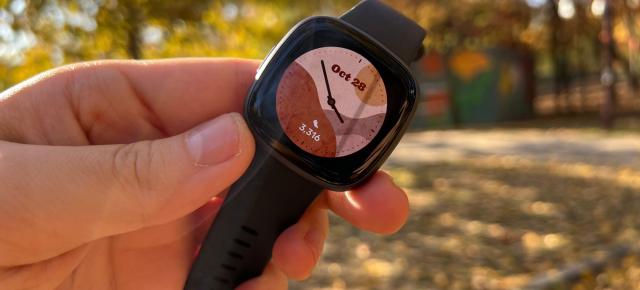 Fitbit Versa 4 Review: ceas de fitness discret, o scuză pentru a îţi crea obiceiuri bune şi mai sănătoase