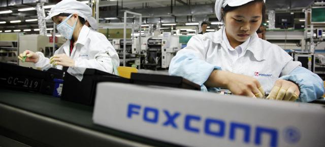 Foxconn le oferă angajaților din China bani pentru a încheia conflictele violente începute recent