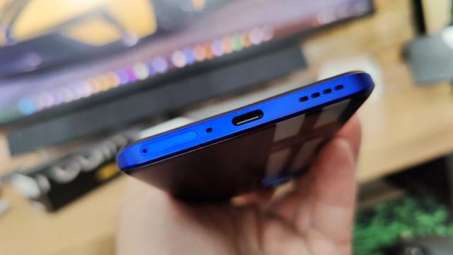 <b>realme GT Neo 3 150W: Baterie care se încarcă în sub 20 de minute</b>realme-urile din 2021 au fost fabuloase la autonomie, am avut câteva modele care au sărit lejer peste 20 de ore la playback video. Şi nici încărcarea n-a fost rea deloc. realme GT Neo 3 150W are selling point-ul în nume: încărcarea la 150W. Nu e totuşi