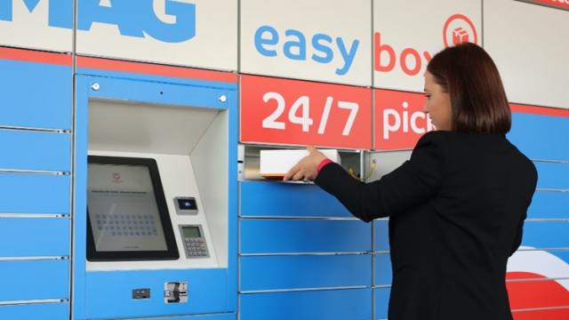 <b>Serviciul eMAG Genius suferă modificări: Clienții vor avea livrare gratuită în easybox doar pentru comenzi de minimum 30 de lei</b>La mijlocul anului 2020, eMAG anunța lansarea serviciului Genius. Ne aflăm la mai bine de doi ani de la lansare, iar în această perioadă serviciul s-a extins, fiind disponibil în toate orașele din România. A devenit popular rapid întrucât primeai