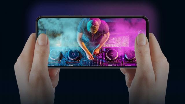 <b>Turul Magazinelor #1192: Motorola Edge 30 Neo la preţ REAL, cel mai ieftin Galaxy S21 FE, brad de Crăciun de 180 cm la ofertă</b>A început o nouă săptămână, una de toamnă autentică, cu frig, noroi şi ploaie. Miroase totuşi a Crăciun, dacă mă gândesc numai târgurile deschise în ultima vreme la Sibiu, Bucureşti, curând şi la Braşov. S-au cam dus Black Friday-urile mari şi acum