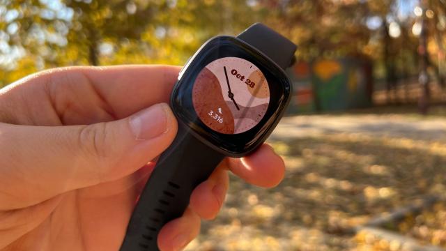 <b>Fitbit Versa 4 Review: ceas de fitness discret, o scuză pentru a îţi crea obiceiuri bune şi mai sănătoase</b>A trecut ceva vreme de la ultimul ceas testat şi parcă m-am cam lăsat pe tânjeală cu fitness-ul de la o vreme. Ei bine în ultimele 3 săptămâni am tot folosit un Fitbit Versa 4, care tocmai a primit şi un update important, care îi aduce apeluri