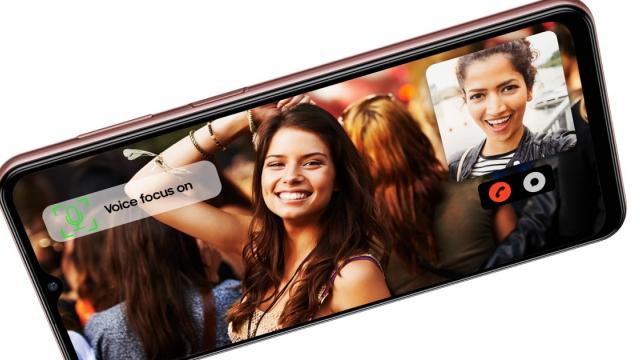 <b>Samsung îmbunătățește calitatea apelurilor pe smartphone-urile de buget odată cu lansarea funcției Voice Focus</b>Samsung a anunțat recent o nouă funcție care va sosi curând pe smartphone-urile de buget, midrange, din portofoliu. Se numește Voice Focus și sosește pe modelele Galaxy A33 5G, A53 5G și A73 5G odată cu actualizarea One UI 5.0. Detalii despre noua opțiune