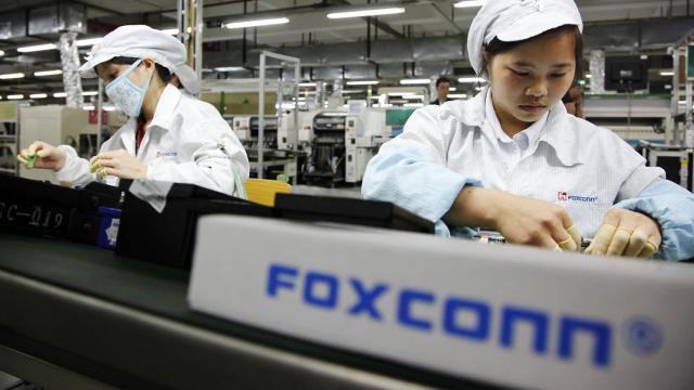 <b>Foxconn le oferă angajaților din China bani pentru a încheia conflictele violente începute recent</b>În urmă cu două zile a început o revoltă de proporții la cea mai mare fabrică de iPhone-uri din lume - Foxconn. Angajații s-au revoltat întrucât nu mai suportă restricțiile anti-Covid și nu și-au primit bonusurile promise de la compania pentru