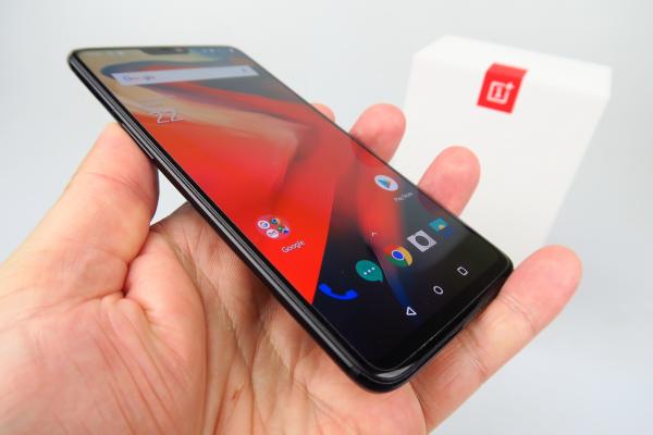 OnePlus 6 Unboxing: Cea mai îngrijită cutie revine, acum cu un telefon ce a stârnit multe pasiuni locale (Video)