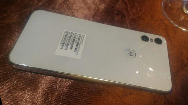 <b>Motorola One ni se prezintă în noi fotografii reale; Vedem varianta pe alb</b>După ce ieri aflam că gama de terminale Motorola One va include două modele și anume varianta standard Moto One și pe cea Moto One Power, iată că astăzi suntem întâmpinați de noi fotografii reale pentru aceste dispozitive. Avem parte aici