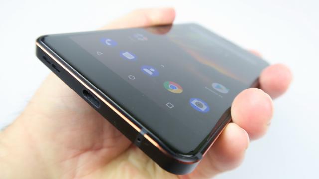 <b>Nokia 6.1: Multimedia cu rezultate excelente, chiar şi pe nota mono</b>Nokia 6 avea două difuzoare, atribut pe care nu îl avea nici măcar flagship-ul Nokia 8, deci asta a făcut terminalul midrange să rămână în memoria noastră la capitolul acustică. Nokia 6.1 vine în continuare sa... cu un singur difuzor totuşi.