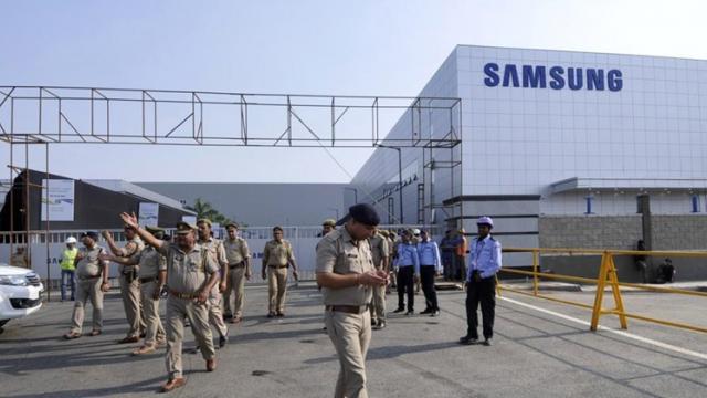 <b>Samsung va inaugura astăzi cea mai mare fabrică producătoare de terminale mobile din lume</b>Această zi de 9 iulie este una mare pentru Samsung, o zi în care va inaugura cea mai mare fabrică producătoare de smartphone-uri din lume. Construcția este amplasată în India și potrivit datelor dezvăluite, această facilitate ar urma să ofere