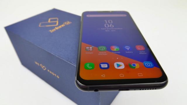 <b>ASUS ZenFone 5z este best seller: epuizat în stoc la toate magazinele mari de la noi</b>Pe ultima sută de metri până la finalizarea recenziei lui ASUS ZenFone 5z descoperim că acest telefon nu se mai află în stocurile marilor magazine de pe plan local, fapt ce ne indică posibilitatea ca publicul român să fi profitat de sumele mici