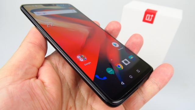 <b>OnePlus 6 Unboxing: Cea mai îngrijită cutie revine, acum cu un telefon ce a stârnit multe pasiuni locale (Video)</b>OnePlus a reuşit printr-un miracol aş spune să creeze un nucleu dur de fani în ţara noastră, dar şi în lume. Faptul că au încercat mereu ceva diferit i-a ajutat să iasă în faţă, asta e sigur. OnePlus 6 a încercat şi el să fie diferit, dar nu a putut..